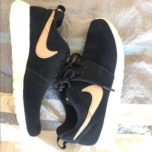 Nike roshes size 7.5